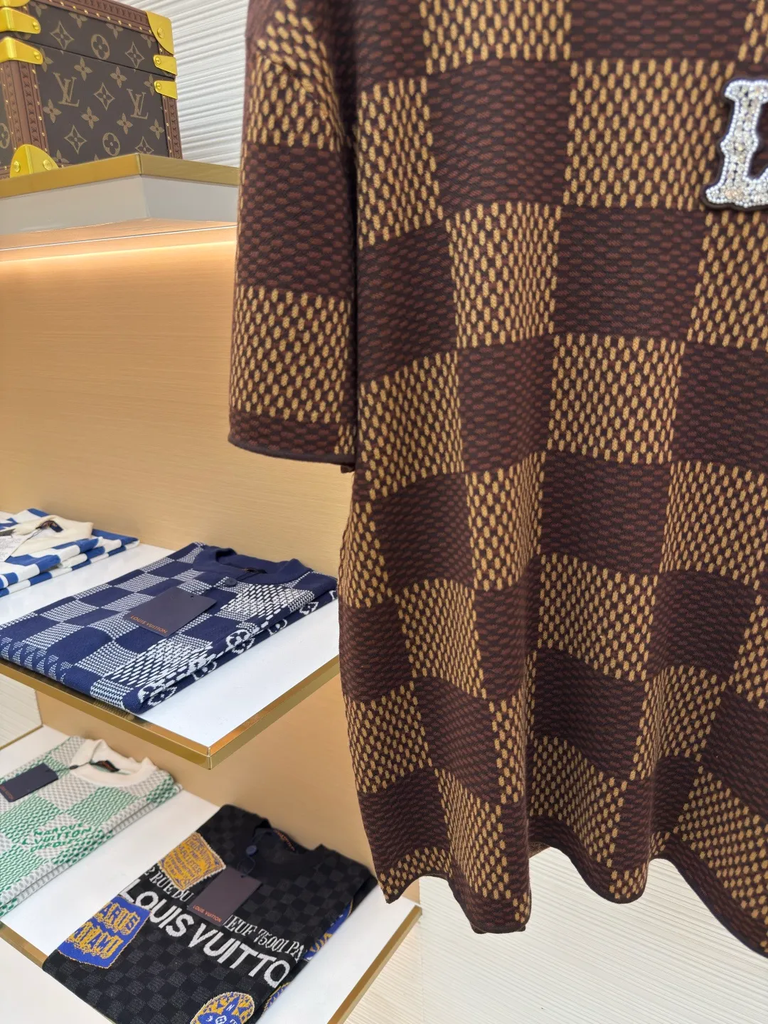 LOUIS VUITTON plaid beaded woolen short sleeves ●Authentic product: Purchased and developed at 9950 ●Item number: 1680085-B05 ●Fabric: wool fabric ●Technology: knitting ●Version: fitted version ●Weight: about 330 grams ●Size: XS-S-M-L ●Description: The wool material is made of 100% fully combed cotton yarn, and the fabric piece is woven using a Stoll 16-needle ultra-fine machine imported from Germany worth 47W. It is woven at a parallel and even speed with reference to the original three-color jacquard structure. Each piece takes 270 minutes. During the weaving, 7 sand spits are used to alternately knit back and forth. The number of knitting rows for a single front garment hanging wool is as high as Line 6352... Only after random inspection can we carry out seam selection, washing, and hand-ordering of the original main label, wash mark, details down to the height of the wash mark, stitching method, and final ironing. Only after a general inspection can we package and ship. It is not like those ordinary computerized flat knitting machines. In order to rush the goods, the speed is turned to the limit, and the stitches of the knitted garments are different in size, code, and patterns. The overall wiring is straight and delicate, the fabric is comfortable and soft, and the color is consistent without color difference. It can be matched with the same style to create a fashionable look and control various occasions. Customized accessories, complete with three standards, same style for men and women!